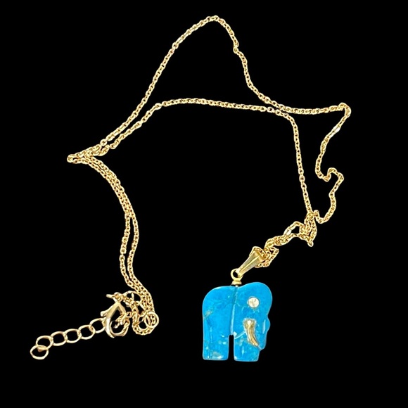 Hand-carved Howlite turquoise elephant gold tone pendant and chain - Picture 2 of 5